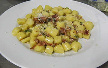 gnocchi burro salvia e prosciutto